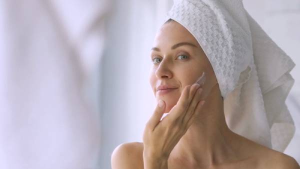 Applying Flyode Double Mask essence and mask