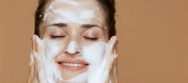 Cleansing face before Flyode Double Mask